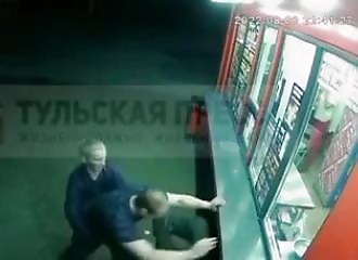 Russie: Il tue un homme à coups de pieds dans la tête (Public averti)