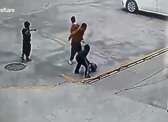 Un enfant lance un pétard dans une bouche d’égout et déclenche une grosse explosion