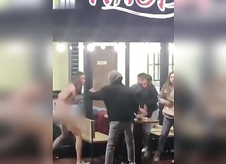 Un homme nu casse une bouteille sur un inconnu et le poignarde 