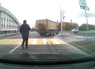 Russie : un camion entame une interminable marche et finit par écraser une voiture