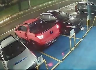 2 thieves try to hold up his car, unfortunately for them, he is armed (Warning - shocking)