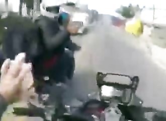 Un motard échappe à des braqueurs qui tentent de lui voler sa moto (Brésil)