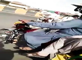 Le conducteur d’un camion qui vient de tuer une personne est rattrapé alors qu’il prend la fuite (Pakistan)