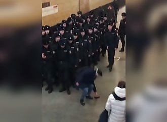 Russie : un homme fait tomber son pistolet devant un groupe de policiers, découvrez leurs réactions