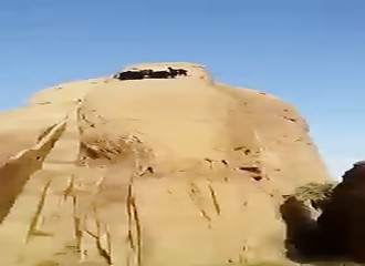 Sauvetage de chèvres coincés au sommet d’un rocher géant (Arabie Saoudite)