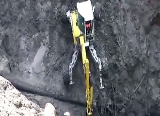 Une pelle-araignée réalise des travaux très complexes au pied d’une montagne