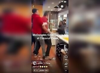 Elle lance du café brulant dans le visage d'une employée de Mc Donald