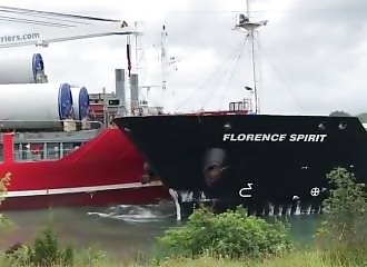 Collision entre deux bateaux dans le canal de Welland (Canada)