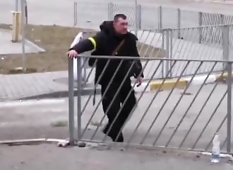 Un obus explose juste à coté d'un ukrainien armé (Public averti)