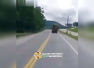 Un camion surchargé finit par se renverser dans un virage
