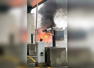 Vehicle speeds 160 km/h through U.S. border crossing 