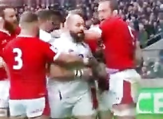 Le pilier anglais Joe Marler s’amuse avec les parties intimes d’un adversaire