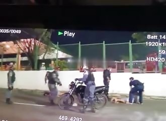 Ce policier arrête 3 voyous avec style !