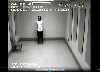 Arrêté par la police pour conduite sous influence, Tiger Woods est filmé menotté au poste de police