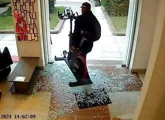 Un criminel s'introduit dans une salle de sport et vole un vélo d'appartement 