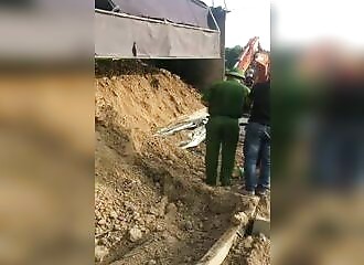 Sa voiture aplatie, ce conducteur s'en sort miraculeusement vivant !