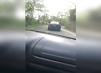 Assise sur le rebord de la portière, une fille est éjectée d’une voiture