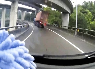 Une semi-remorque transportant un conteneur chute du haut d’un échangeur (Chine)