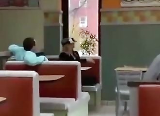 Devant son petit ami, une femme tente de sucer un autre mec...