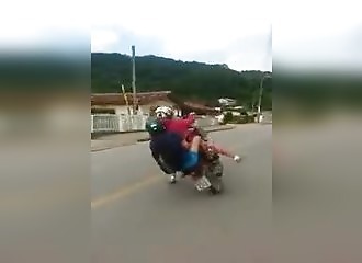 Faire des roues arrière à deux sur une moto