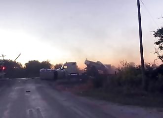 Le moment impressionnant où un train annihile un camion 