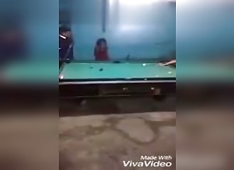 Il perd au billard et sort son pistolet pour descendre son adversaire