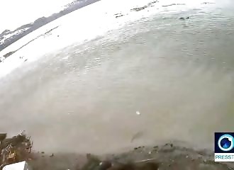 Après un glissement de terrain impressionnant, un chien se fait héliporter (Norvège)