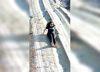 Une glissade sur un toboggan naturel tourne mal
