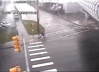 Seattle : une voiture se fait écraser par la chute d’un poteau électrique