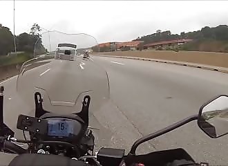 Un motard fait du 170 en sens inverse pour échapper à des bandits armés