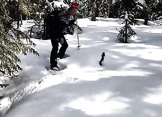Deux hommes font une impressionnante découverte dans la neige