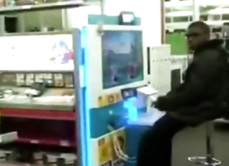 La magie de Noël opère dans un magasin Best Buy de Valley Stream dans l'État de New York
