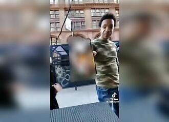 Il montre un porno à deux inconnues et leur demande de faire pareil