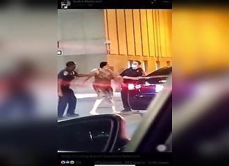 Un policier met K.O une femme qui vient d’agresser son collègue