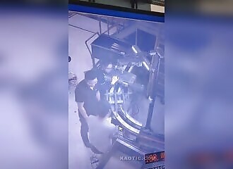 Elle laisse ses mains là où il ne fallait pas !