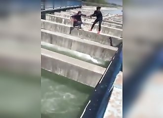 Un homme tente de sauver une suicidaire, sauf que rien ne se passe comme prévu (Inde)
