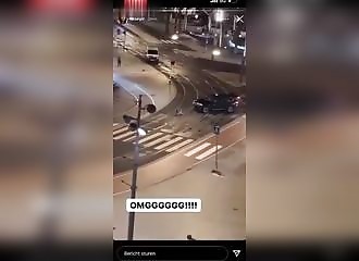 La police met fin à une prise d'otage en percutant un voleur avec l'un de leur véhicule