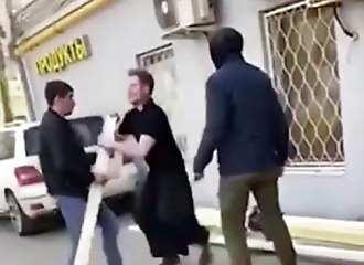 2 racailles s'en prennent à un ouvrier qui fait trop de bruit selon eux (Public averti)