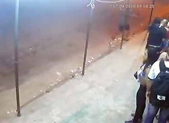 Après avoir dépouillé des innocents, un malfrat est puni par le karma