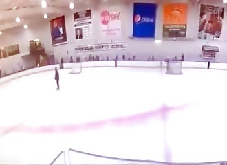 Une surfaceuse prend feu sur une patinoire