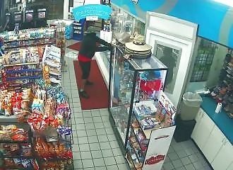 Houston : le caissier d’une station-service peut dire merci à sa vitre blindée