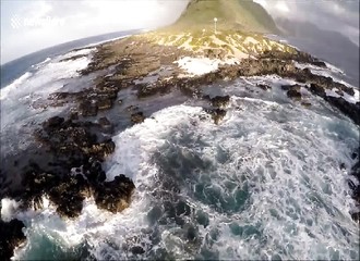 Le pilote d’un paramoteur réussit un atterrissage d’urgence à proximité de dangereuses côtes rocheuses
