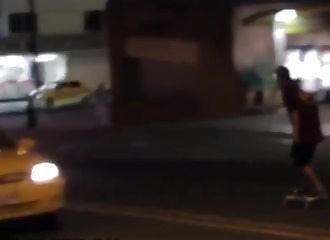 Colombie : un skateur prend de gros risques et finit par se faire faucher par une voiture
