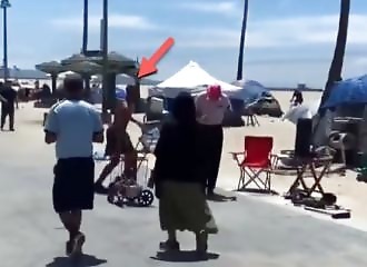 Une racaille frappe sans aucune raison un vieil homme dans la rue