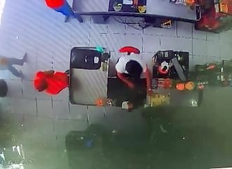 Crime of passion in Brazil: Woman stabs her husband's mistress (Warned public)