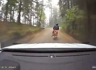 Des policiers lituaniens roulent sur un motard en fuite