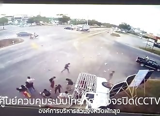 Thaïlande : un automobiliste veut franchir une intersection rapidement et provoque un gros accident