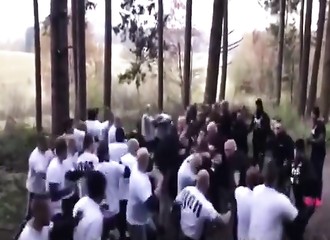 Des hooligans pour le moins très disciplinés s’affrontent dans les règles de l’art en pleine forêt !