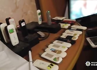 La police ukrainienne découvre une ferme à bot russe, qui utilisait 1.5 million de compte pour influencer les medias sociaux