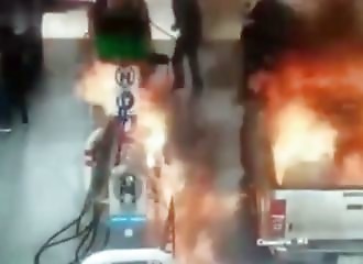 À cause de la stupidité de son père, une gamine manque d'être brûlée vive